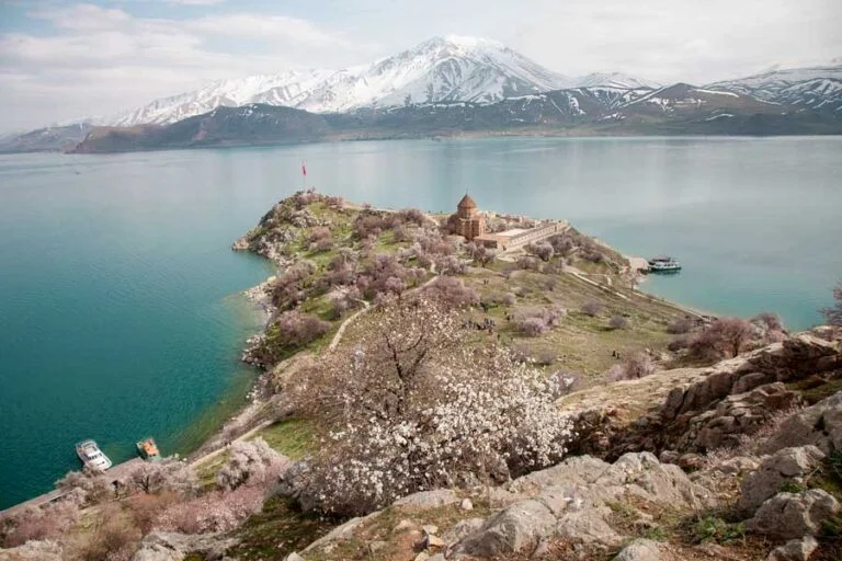 AKDAMAR ADASI: BADEM AĞAÇLARININ GÖLGESİNDE Akdamar Adası